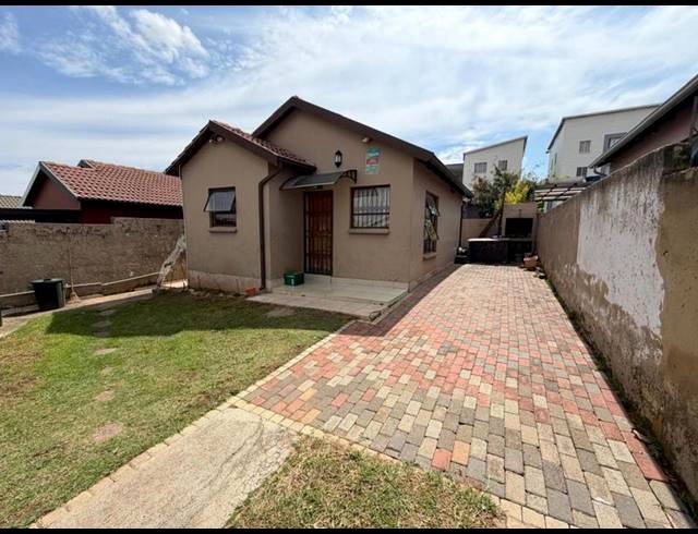 2 BEDROOM PROPERTY TO RENT IN FLEURHOF